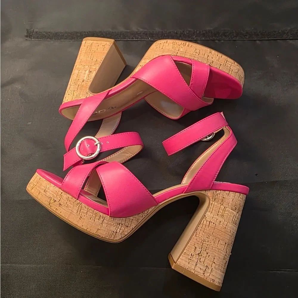 Brand New Soda Strappy Block Heel Open Toe Womens Sandal — image 8 of 8
